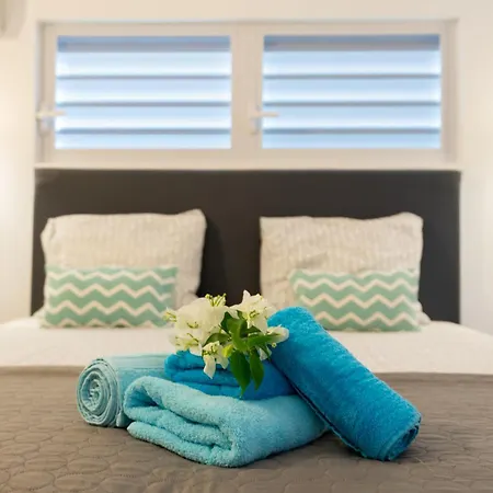Villa Mistral - Luxurious 5 Bedrooms, Clean, New And Child-Friendly That Is 5Min Drive From The Beac